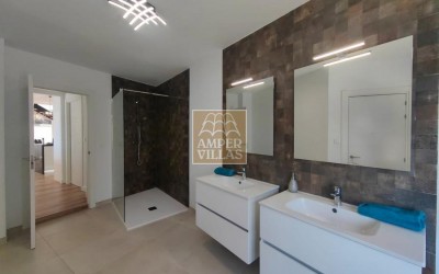A beautiful, renovated villa with panoramic sea views.
